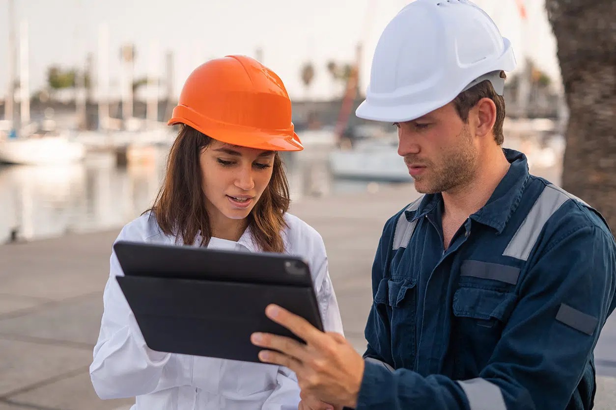 Profesionales de prevención revisando información en terreno