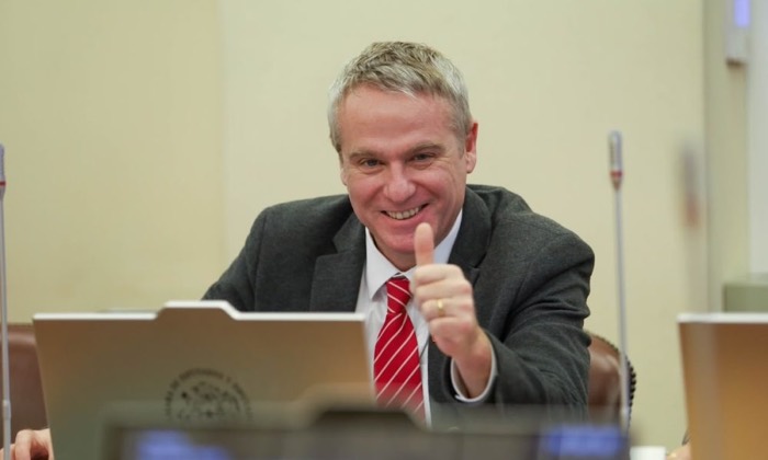 Tomás Kast en la sala de la Cámara de Diputados
