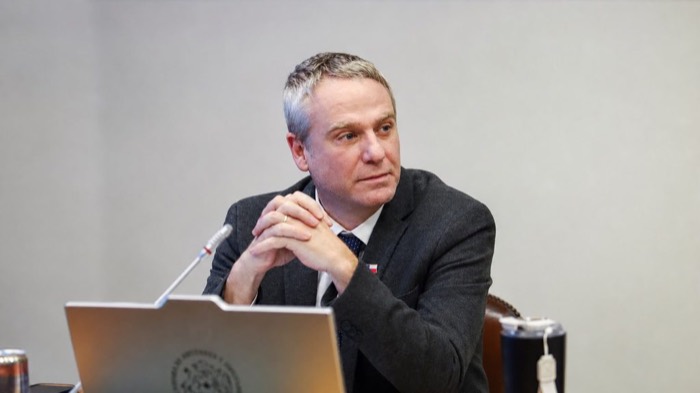Tomás Kast en la sala de la Cámara de Diputados