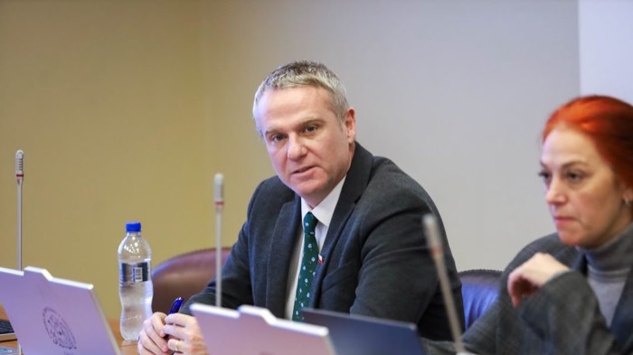Tomás Kast en una sesión de comisión, junto a otra parlamentaria