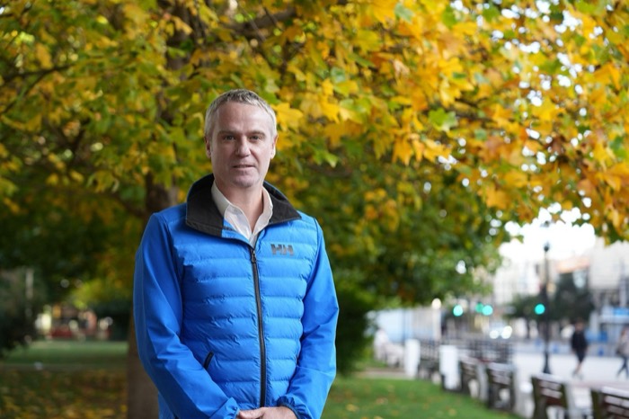 Tomás Kast retratado al aire libre, en la entrevista con Tiempo21