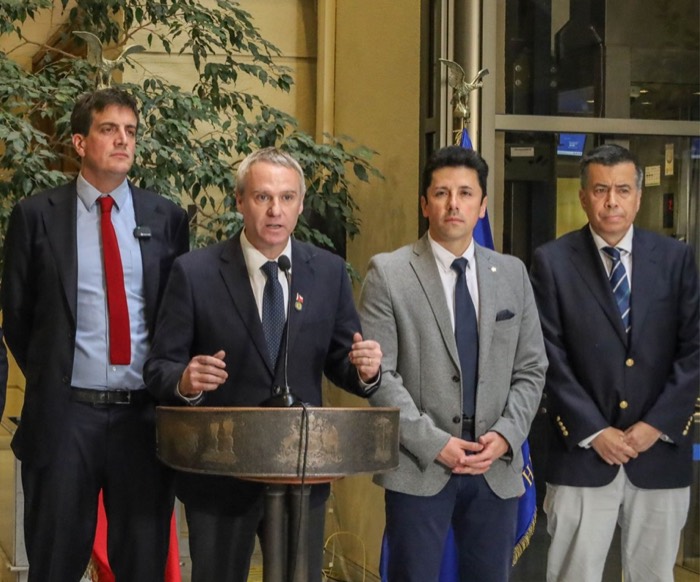 Tomás Kast habla en un punto de prensa junto a otras autoridades